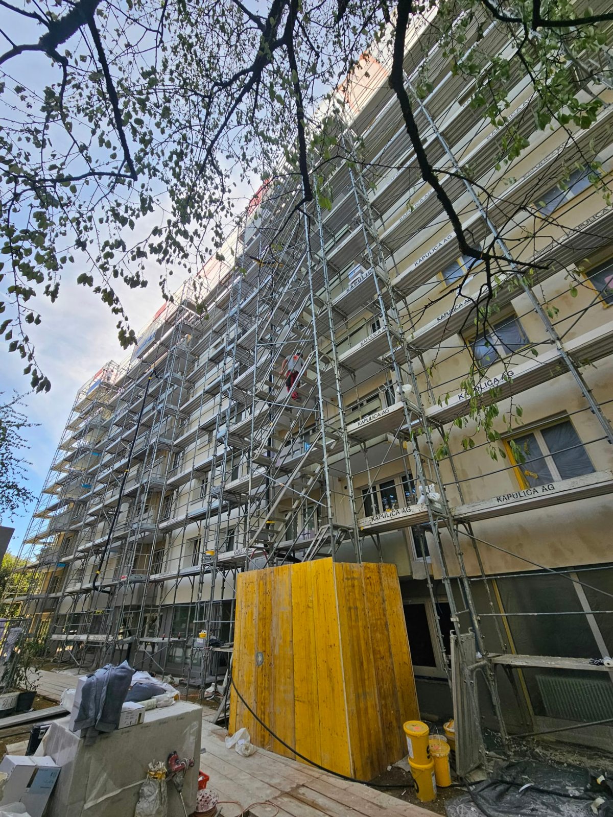Immeuble en rénovation derrière les échafaudages vus de la rue