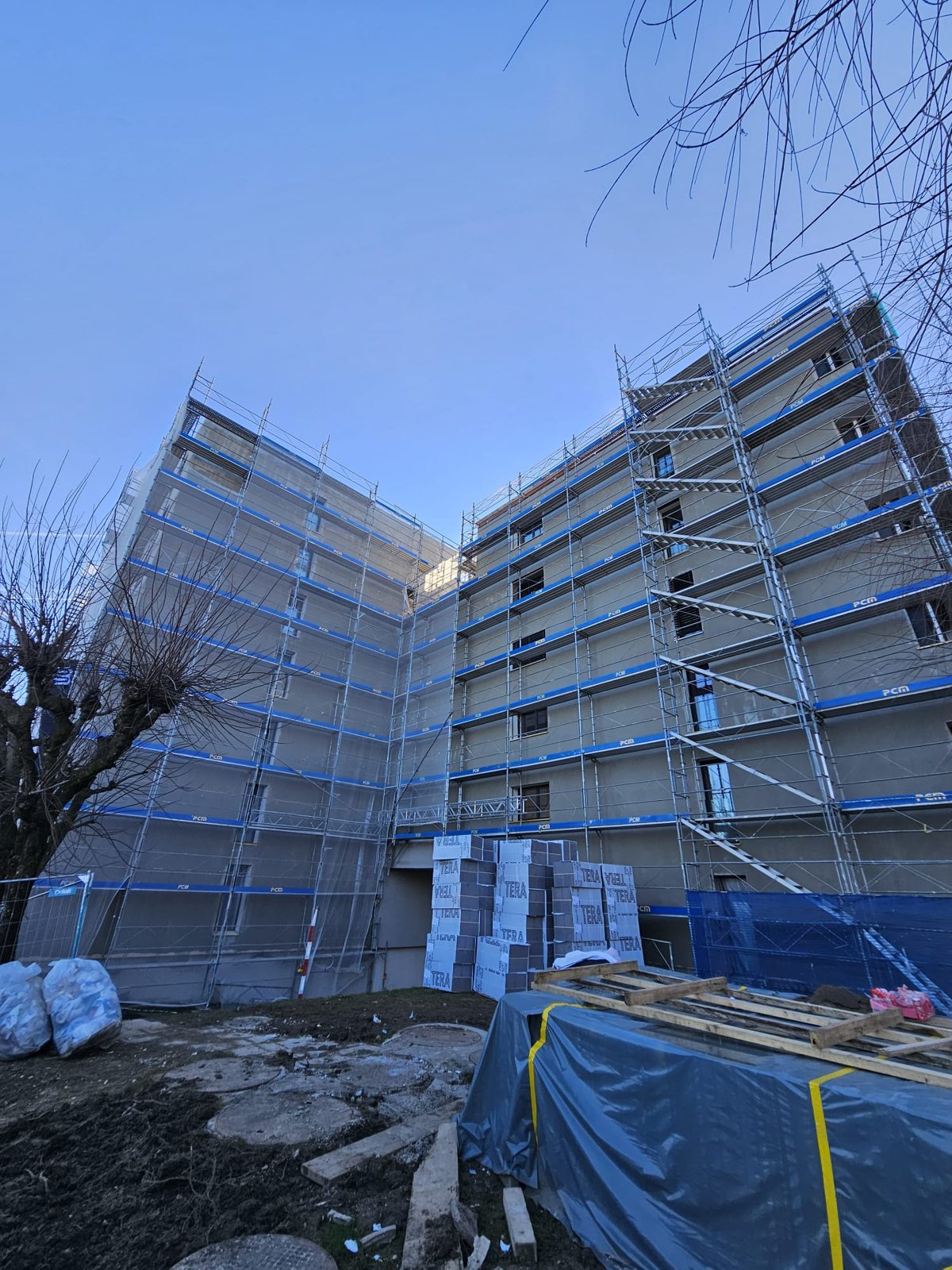 Cour intérieure d’un immeuble en travaux de façade