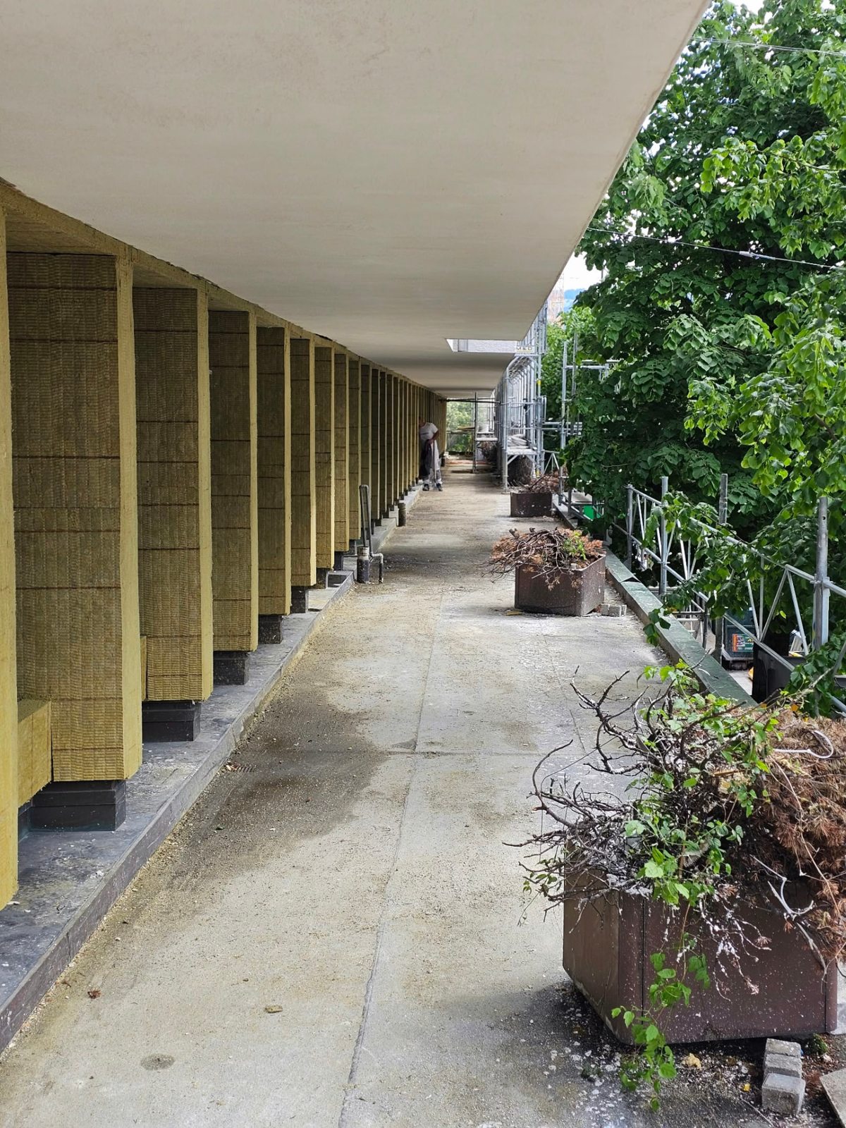 Coursive le long d’une façade en travaux