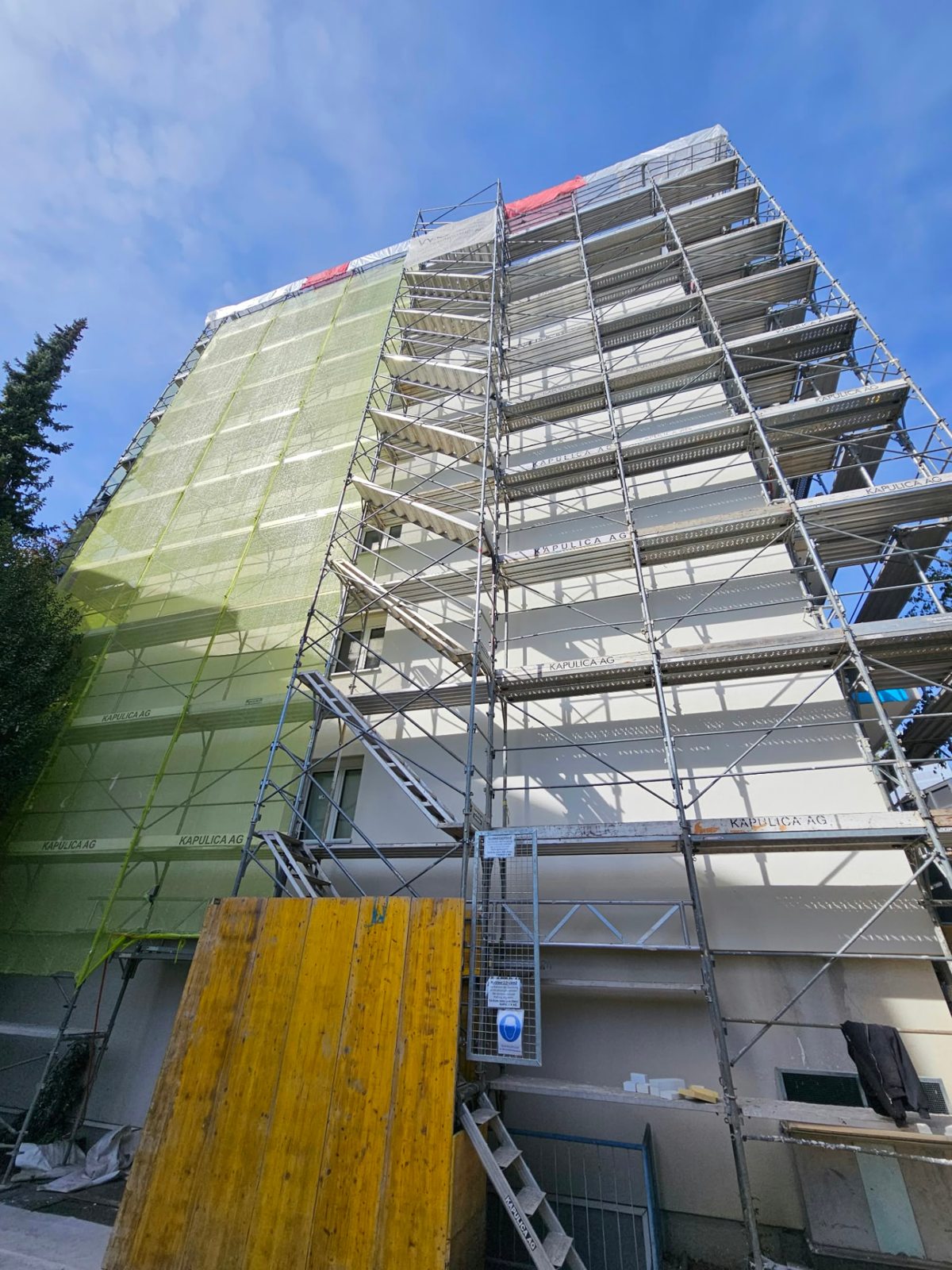 Immeuble enveloppé de filets d’échafaudage