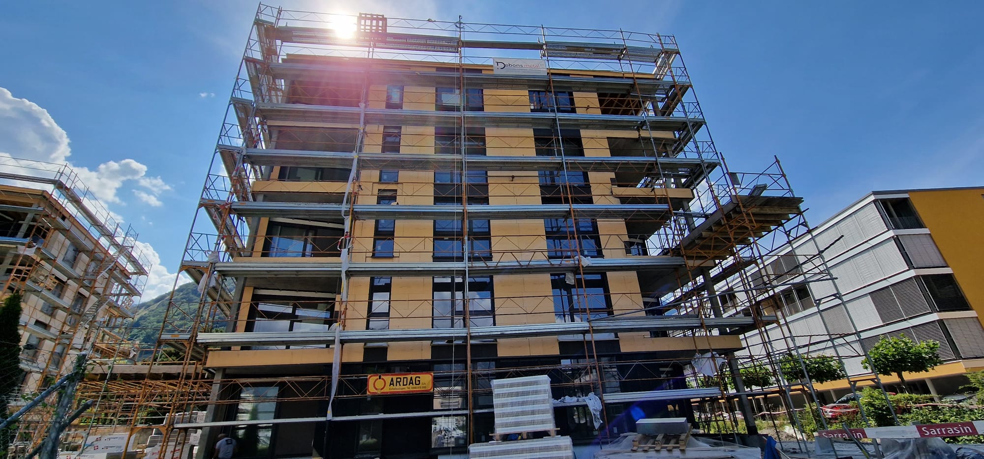 Façade d’immeuble en travaux sous un ciel bleu