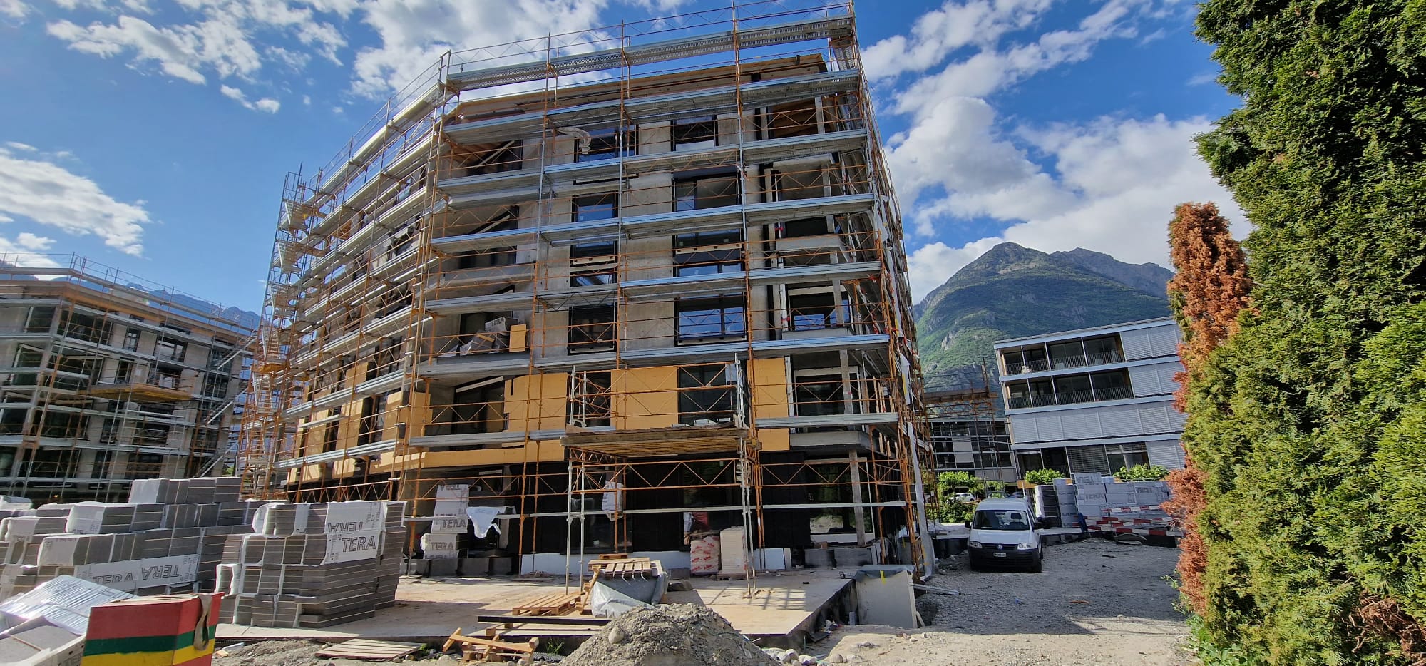 Immeuble en chantier entouré d’échafaudages