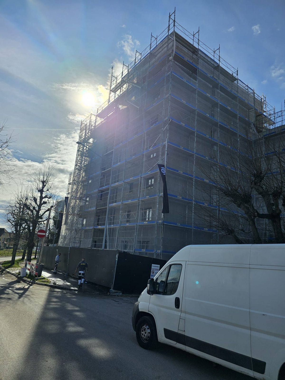 Échafaudages sur un immeuble éclairé par le soleil