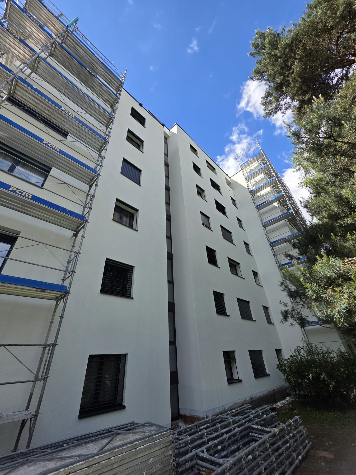 Détail d’une façade claire rénovée